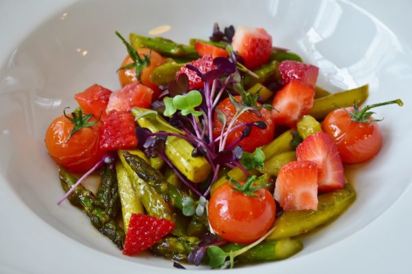 Salade colorée pour manger sainement (techniques de naturopathie)